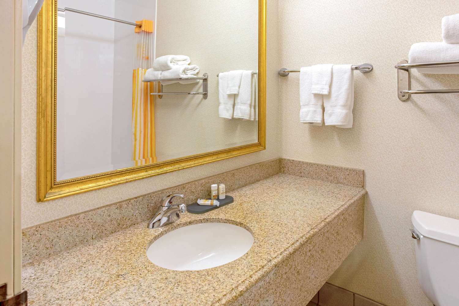 La Quinta Inn & Suites by Wyndham Appleton College Avenue 47/49