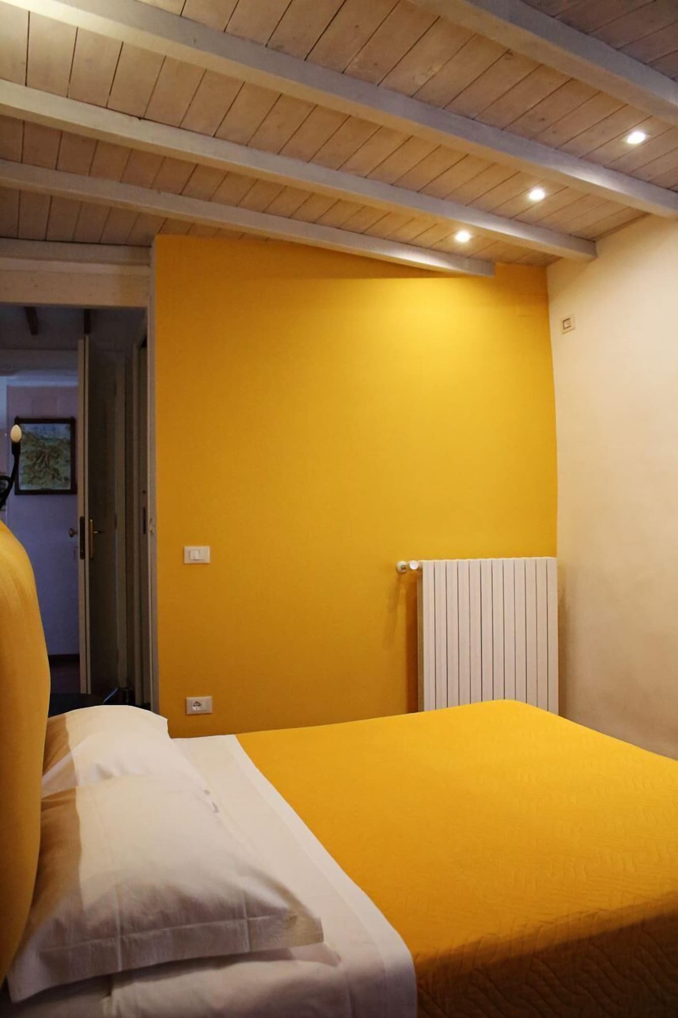 ROOM, SINGLE, DOUBLE BED