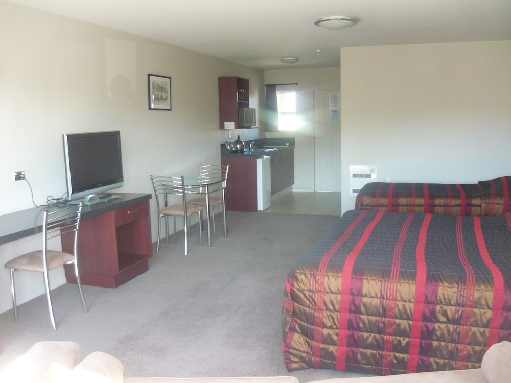 Avenue Motor Lodge 12/35