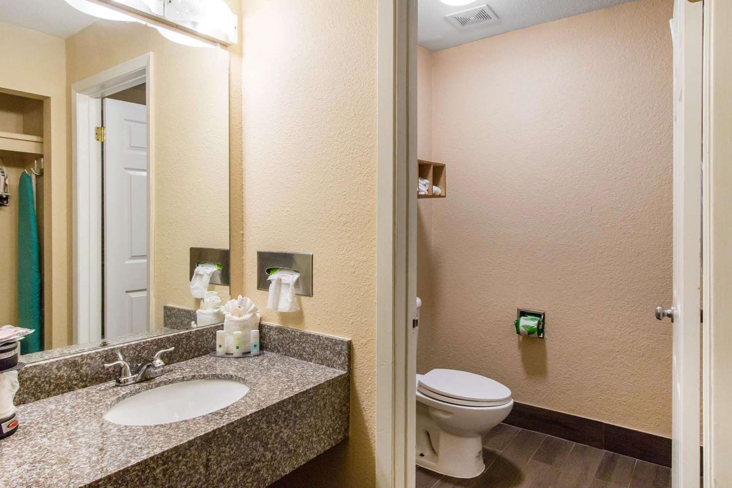 Quality Inn & Suites I-35 Near Frost Bank Center San Antonio, TX 31/33