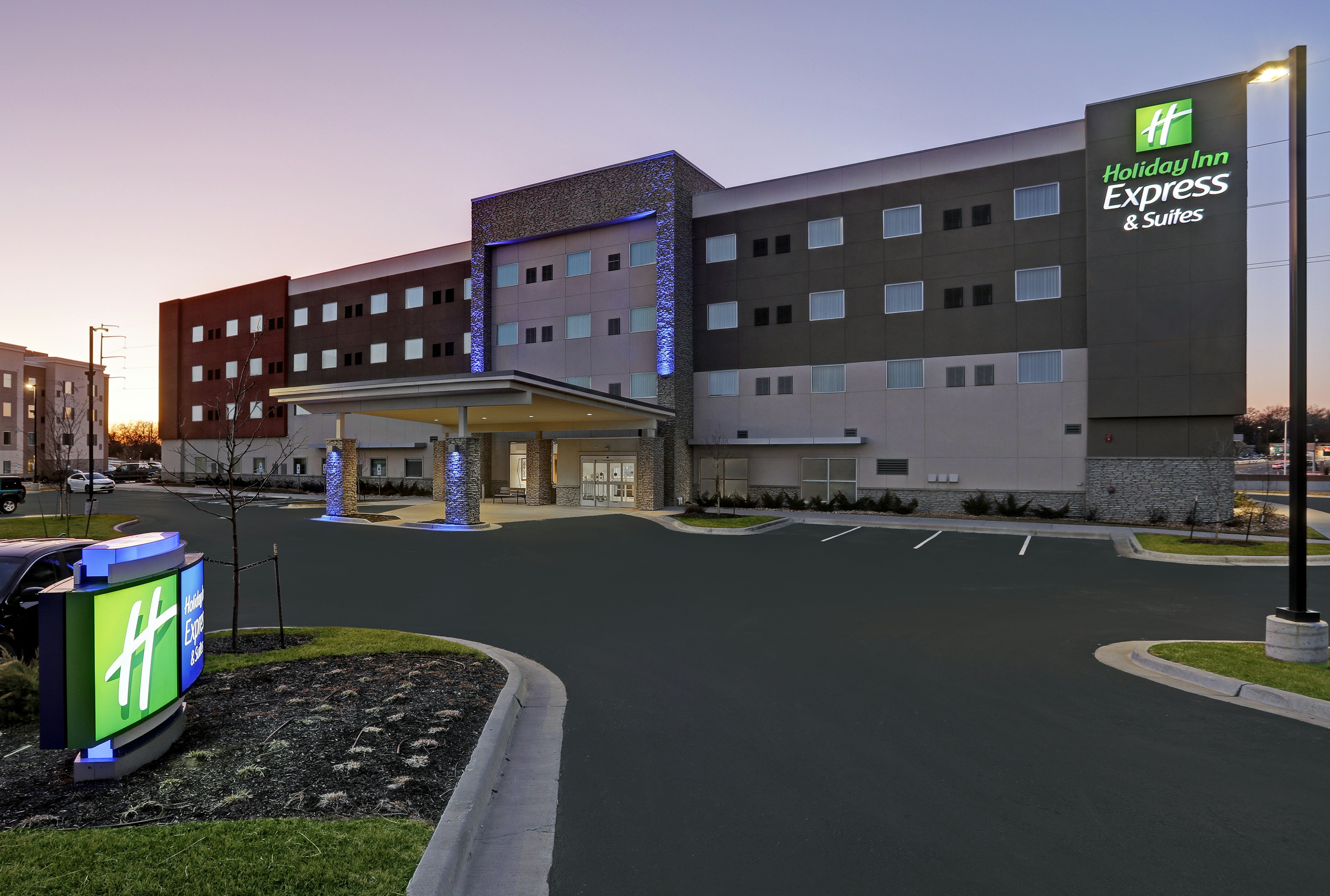 HOLIDAY INN EXPRESS & SUITES LENEXA - OVERLAND PARK AREA 52/54