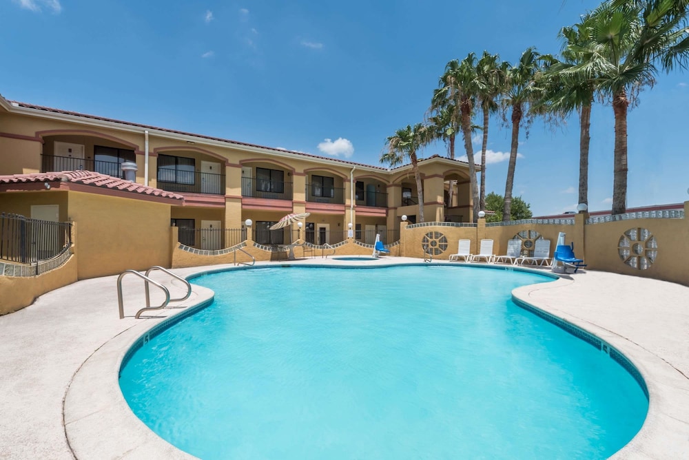 Super 8 by Wyndham Weslaco 3/23