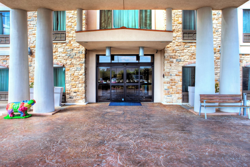 Holiday Inn Express Hotel Suites Hutto 67/72