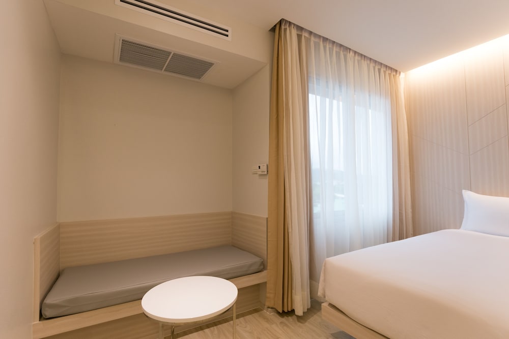 Crystal Hotel Hat Yai 53/54