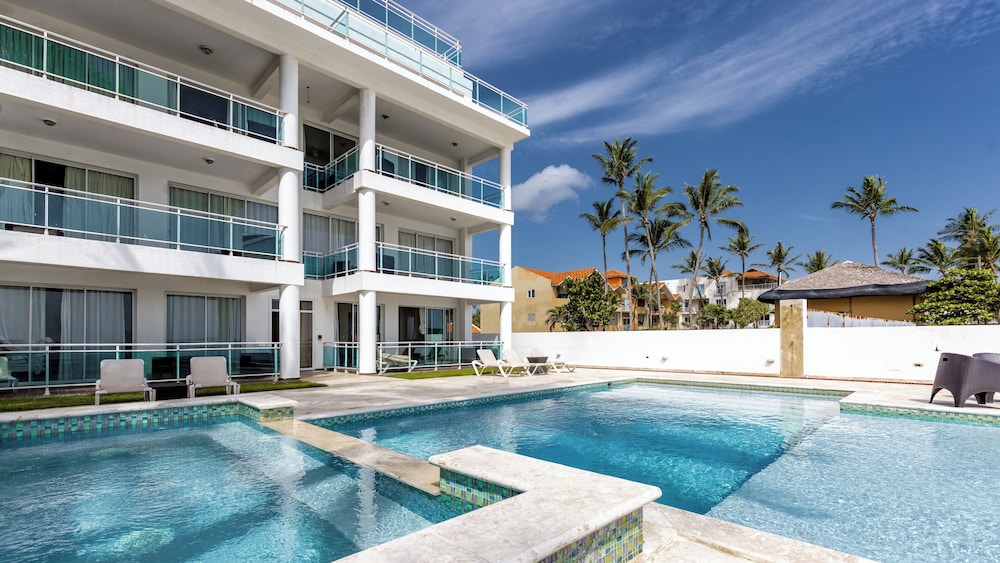 WATERMARK LUXURY OCEANFRONT ALL SUITE HOTEL 11/56