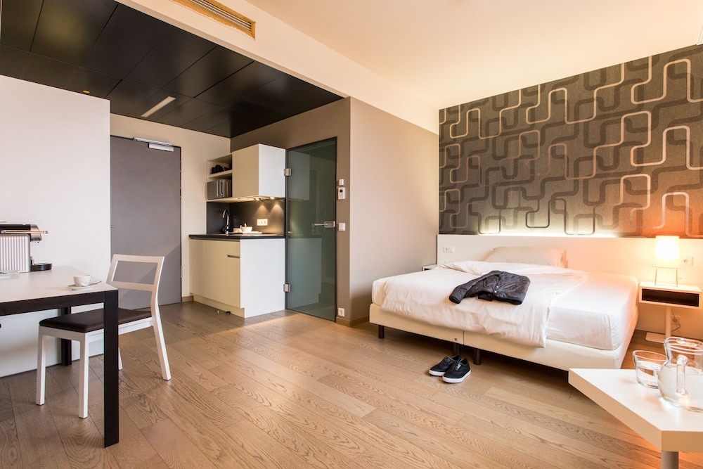 1 BEDROOM, APARTMENT, KITCHENETTE