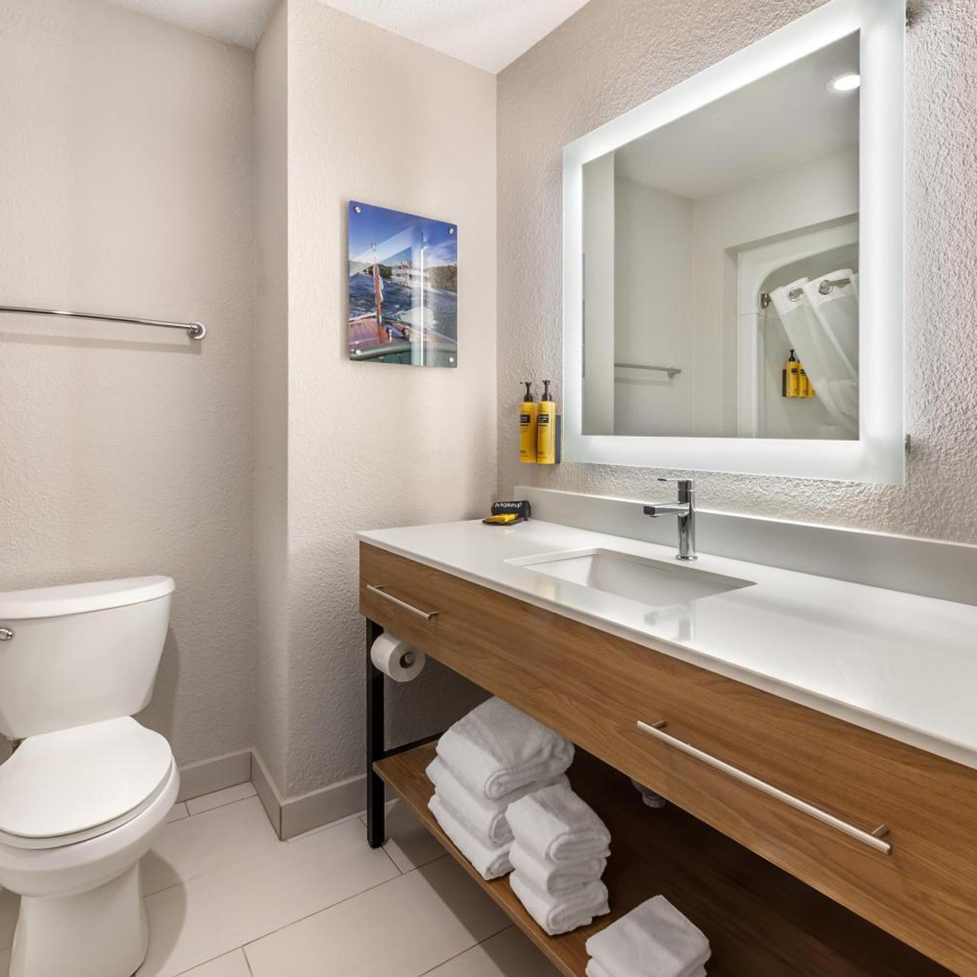 جناح بسرير كينج بدون إطلالة مع أريكة بجاكوزي، Best Western Plus 1000 Islands Hotel & Suites 4/5
