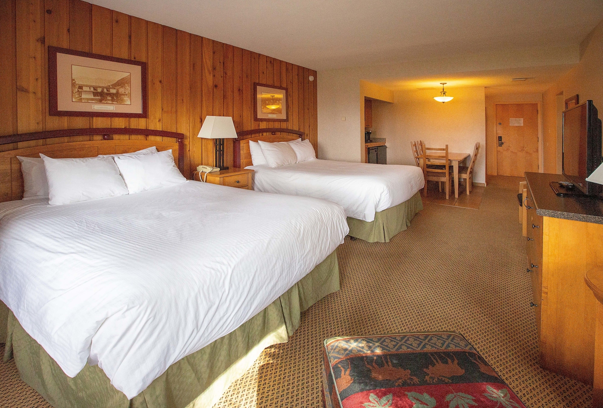 غرفة سوبيريور بسريرين كوين بإطلالة على المسبح بمطبخ صغير، Fairmont Hot Springs Resort 2/3