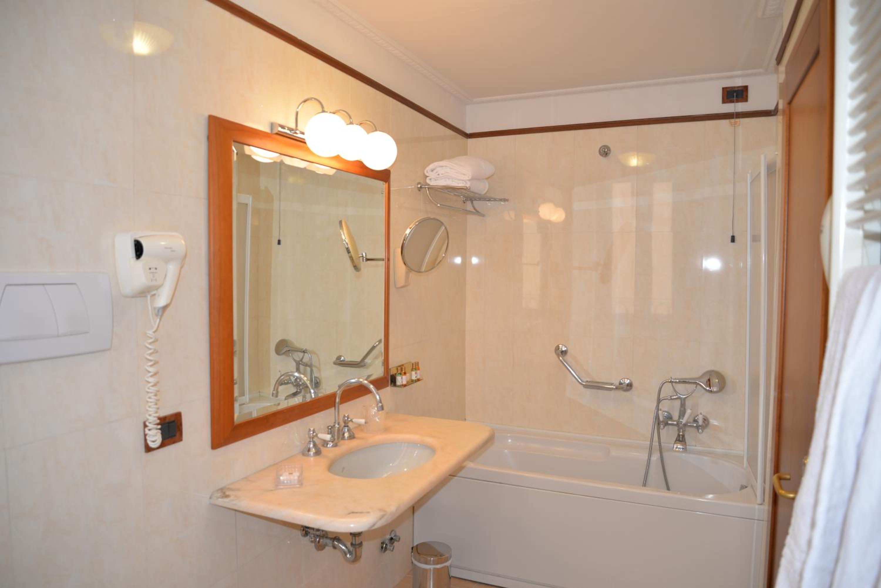Deluxe, Triple, King Bed, Strozzi Palace Hotel 6/6