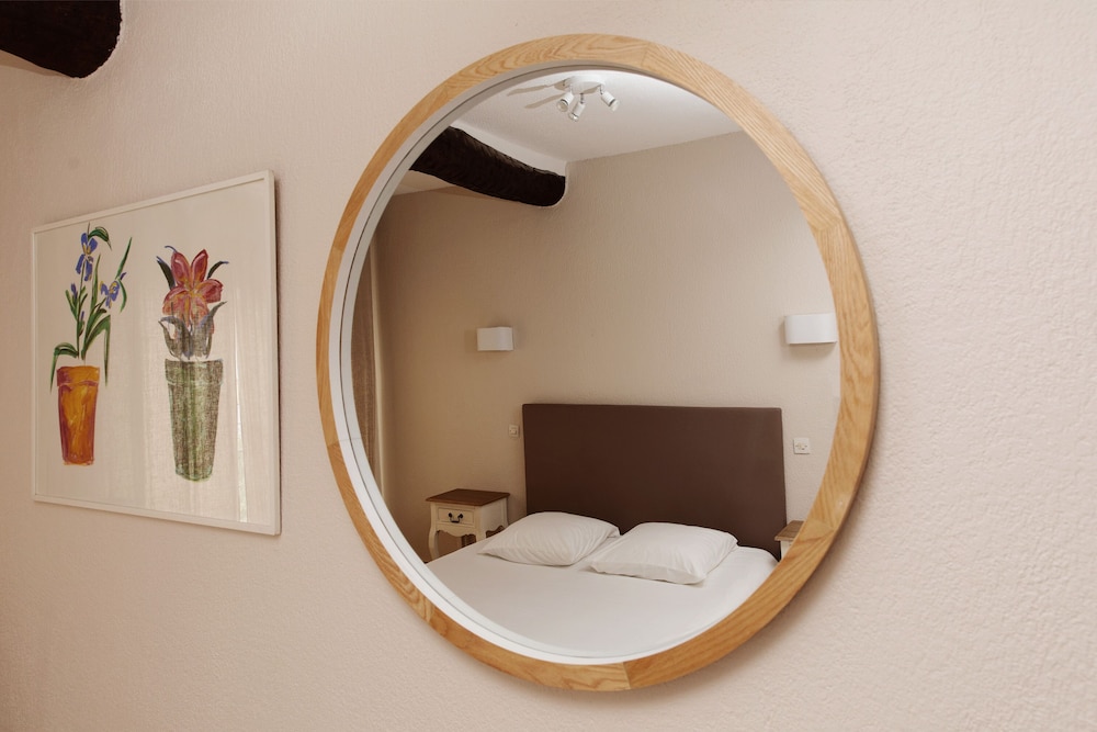 Coq Hotel 2/50