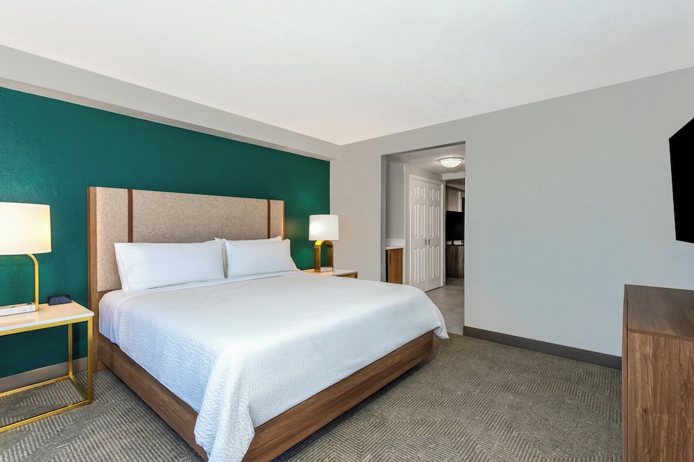1 Bedroom, Suite, King Bed, Ocean Front, Balcony