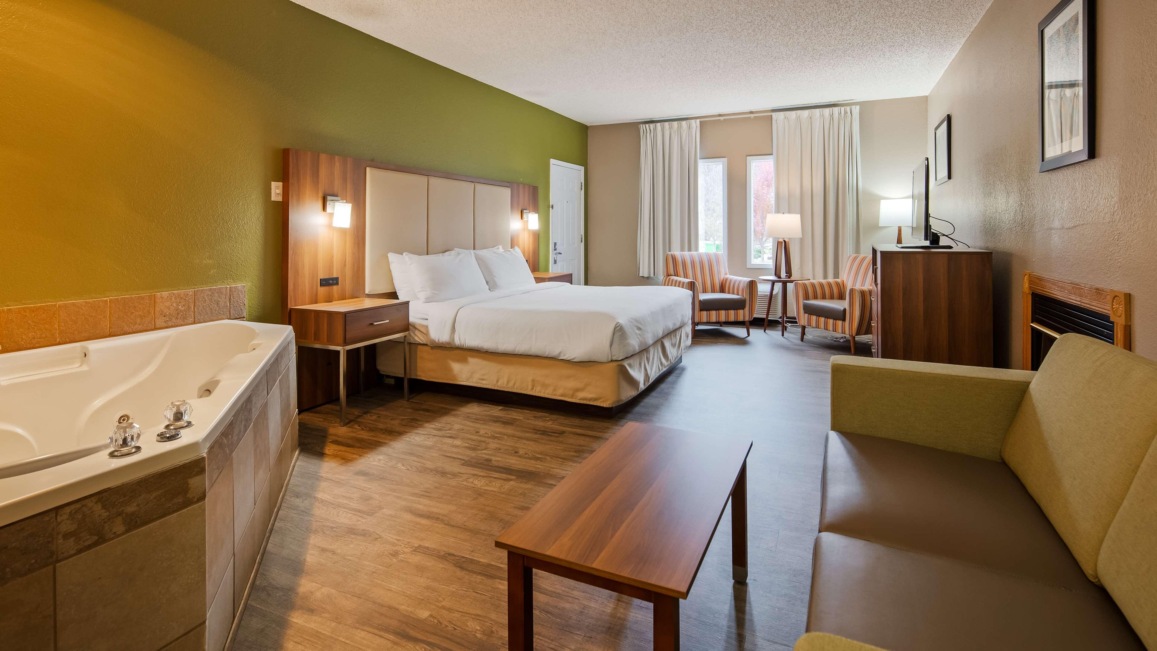 جناح بسرير كينج بشرفة بحوض جاكوزي، SureStay Hotel by Best Western Helen Downtown 3/3