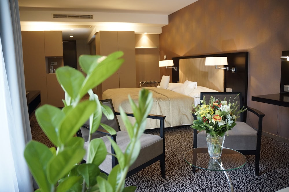 Hotel Avance 8/69