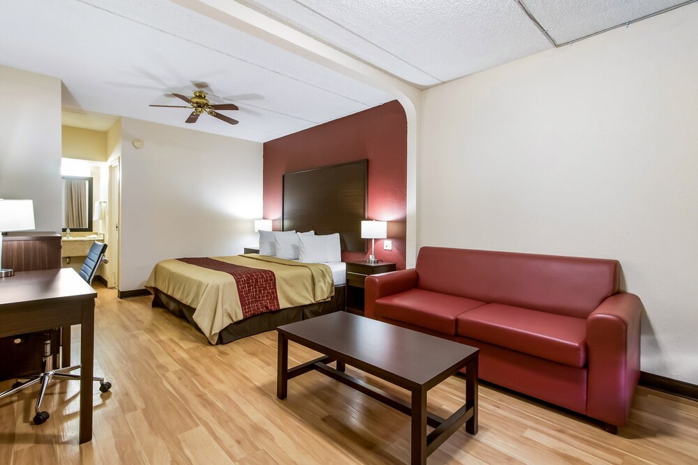 Red Roof Inn & Suites Statesboro - University 26/45