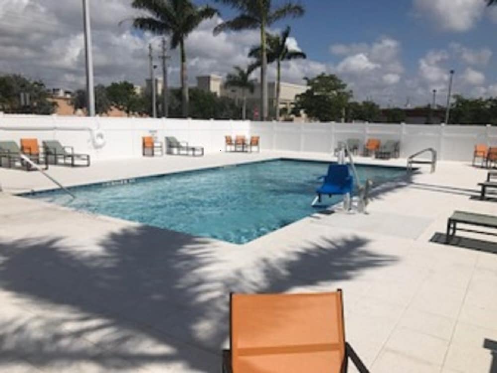 Holiday Inn Express Suites Boynton Beach West 37/71