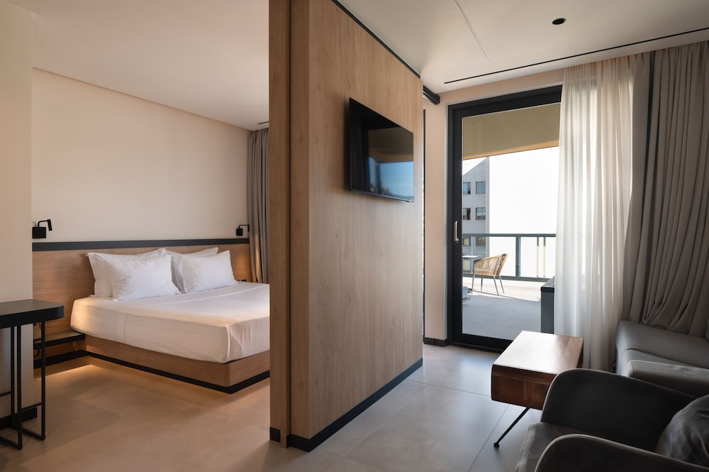 DELUXE, SUITE, JETTED TUB