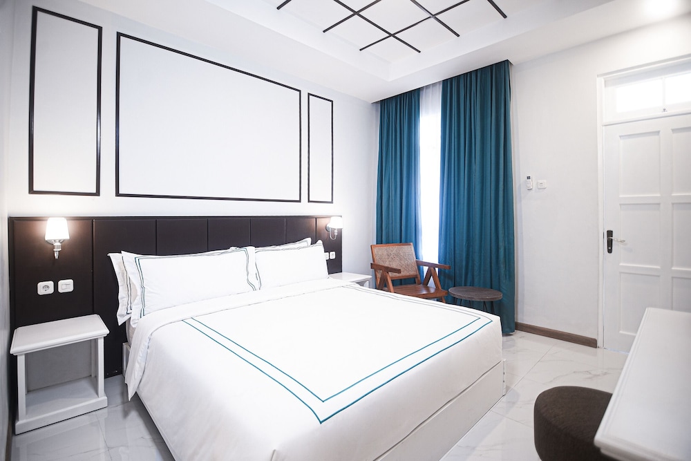 DELUXE, KING BED, GARDEN VIEW