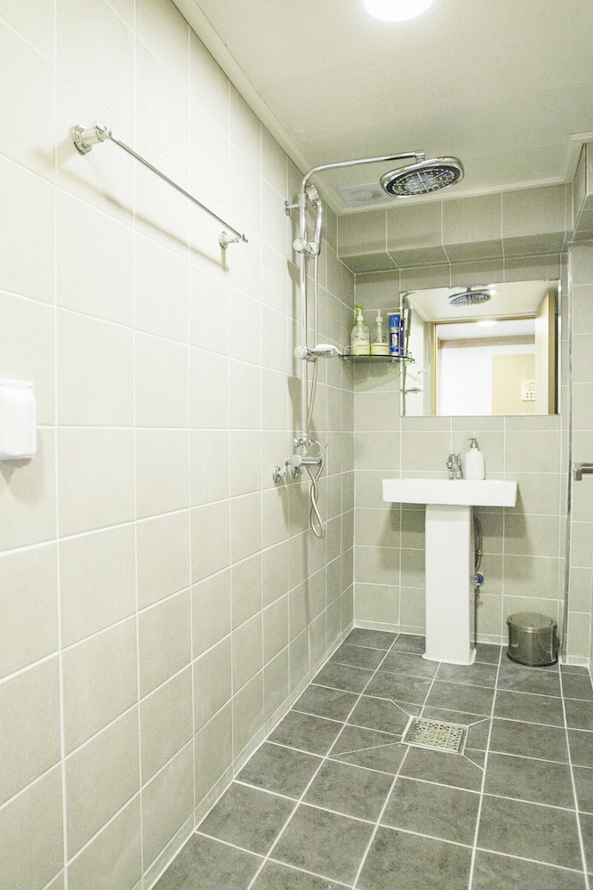 FAMILY, PRIVATE BATHROOM