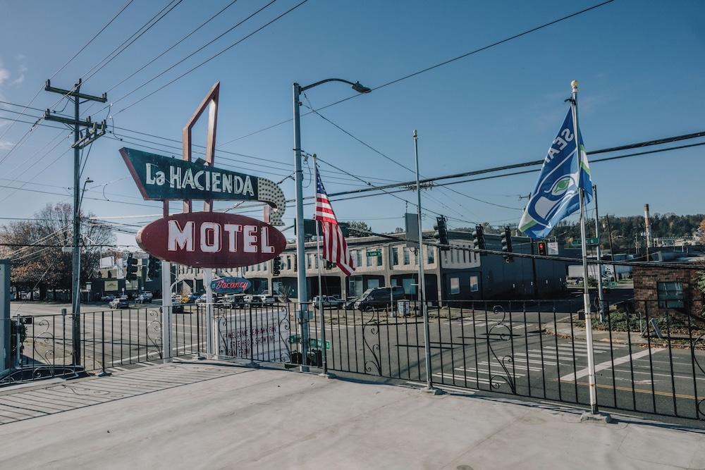 La Hacienda Motel 59/65