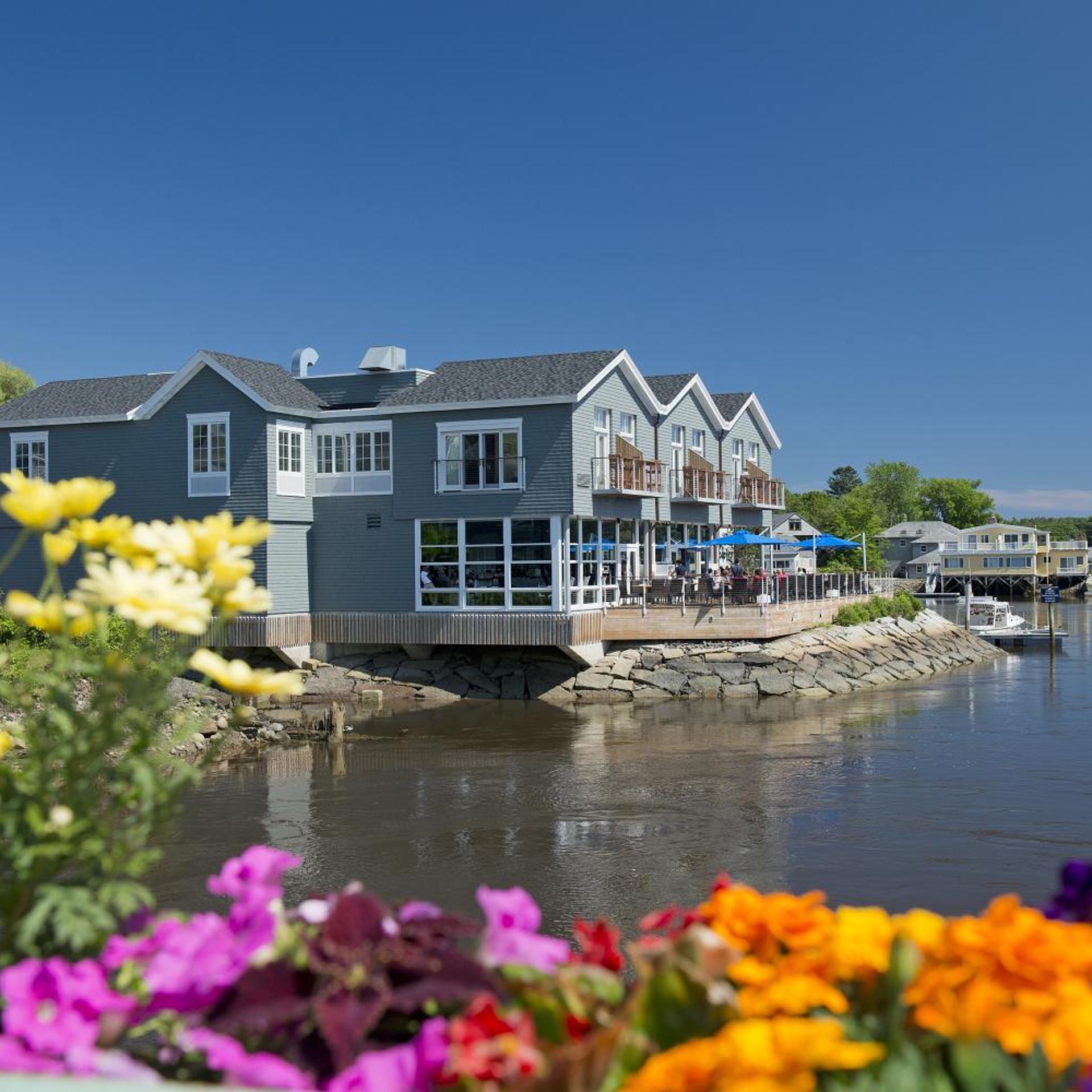 The Boathouse Waterfront Hotel 3/55