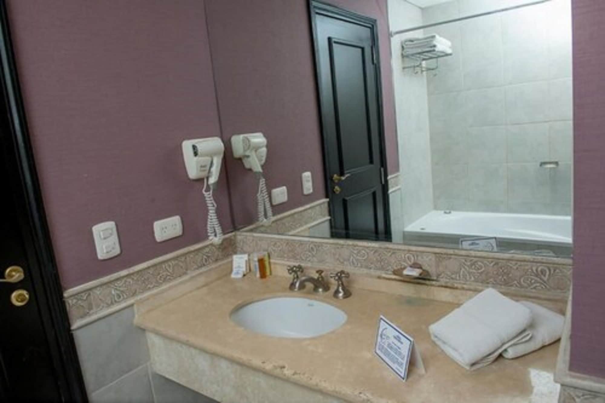 غرفة قياسية بسرير كينج، Howard Johnson By Wyndham Resort Pilar 6/6