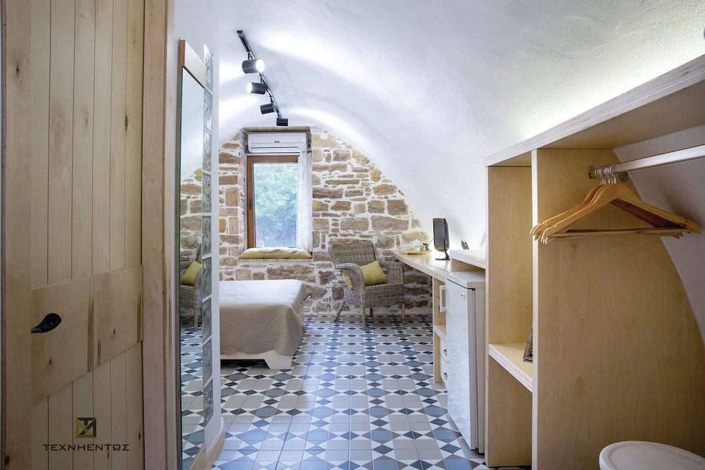 VOULAMANDIS HOUSE 38/72
