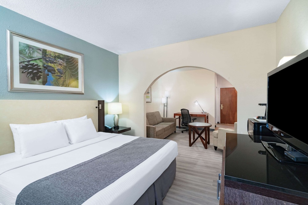Red Roof Inn & Suites Hinesville 2/37