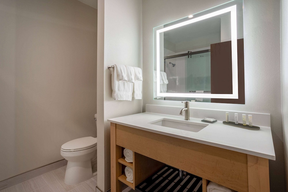 La Quinta Inn & Suites by Wyndham Pflugerville 25/28