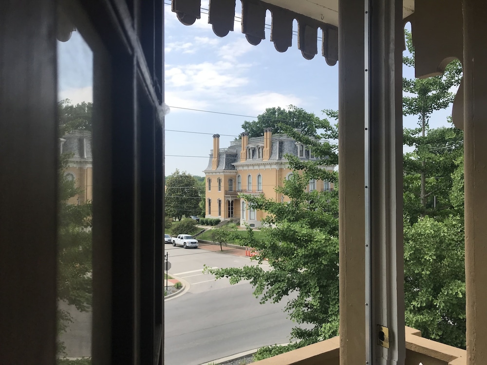 The Pepin Mansion Historic B&B 46/50