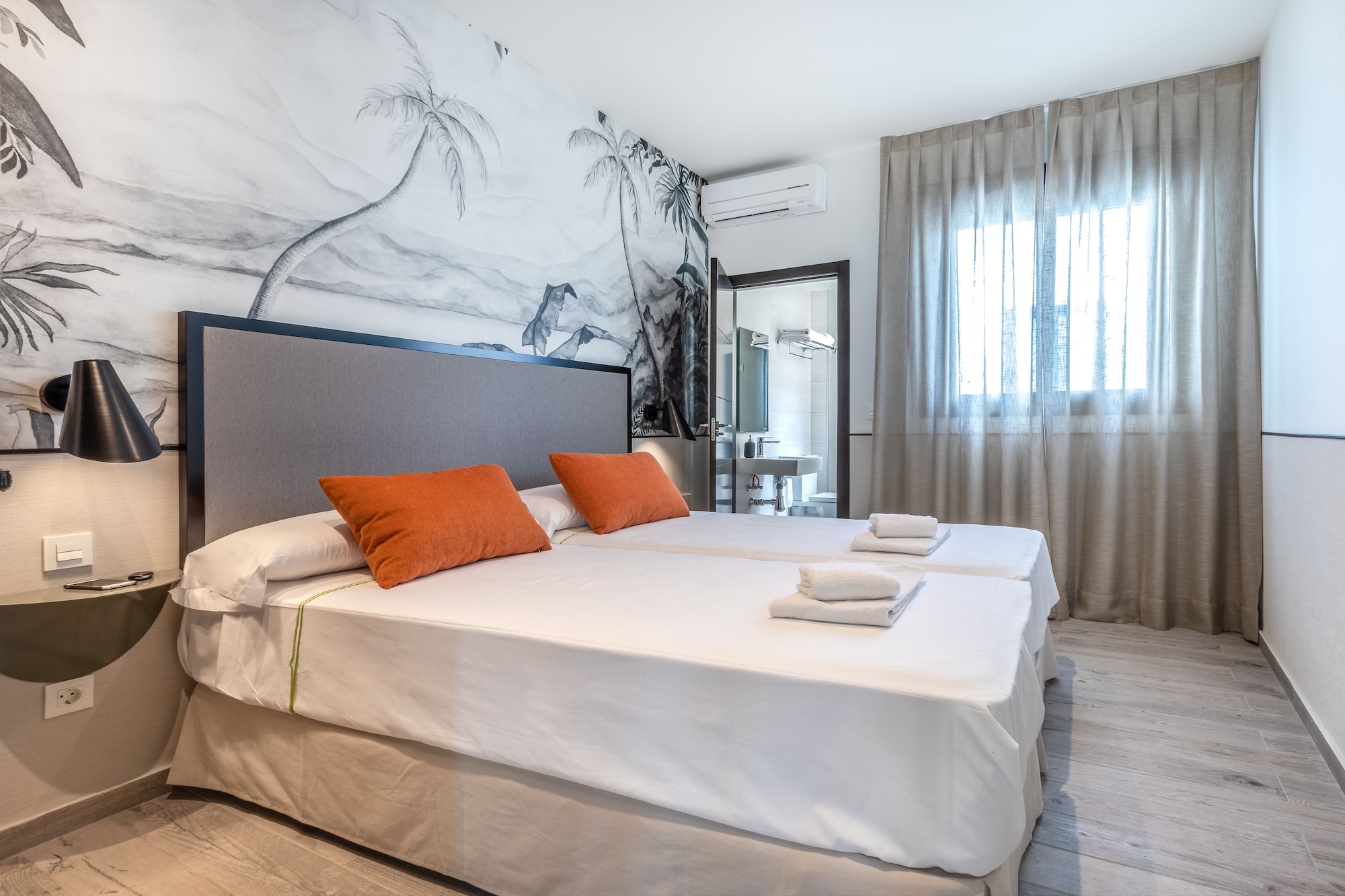 3 BEDROOMS, DELUXE, APARTMENT