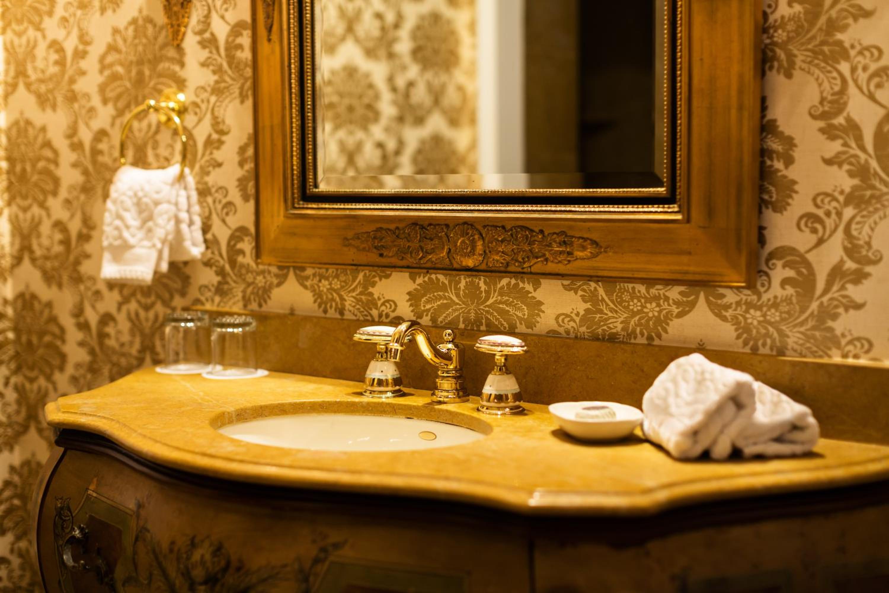 Regency, Signature, Guest Room