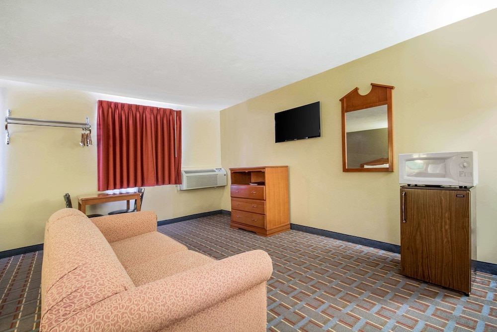 Econo Lodge Lansing Leavenworth 21/26