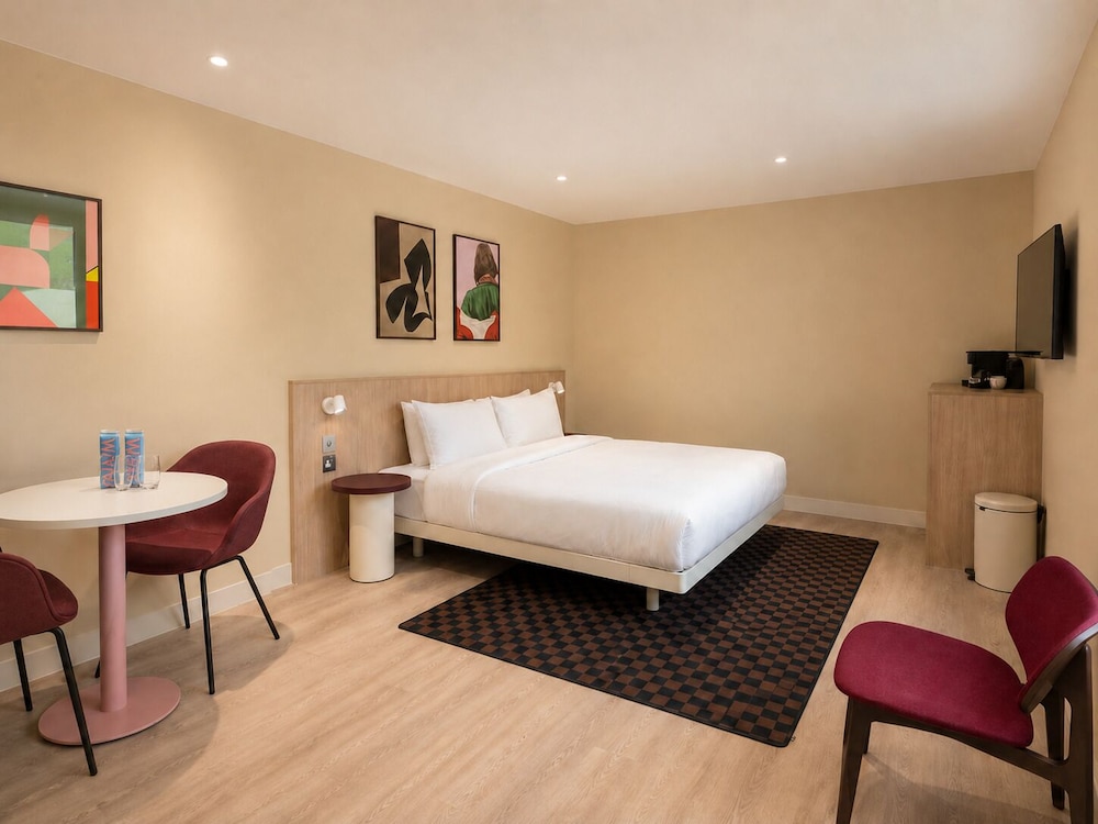 Interior, Medium, Queen Bed
