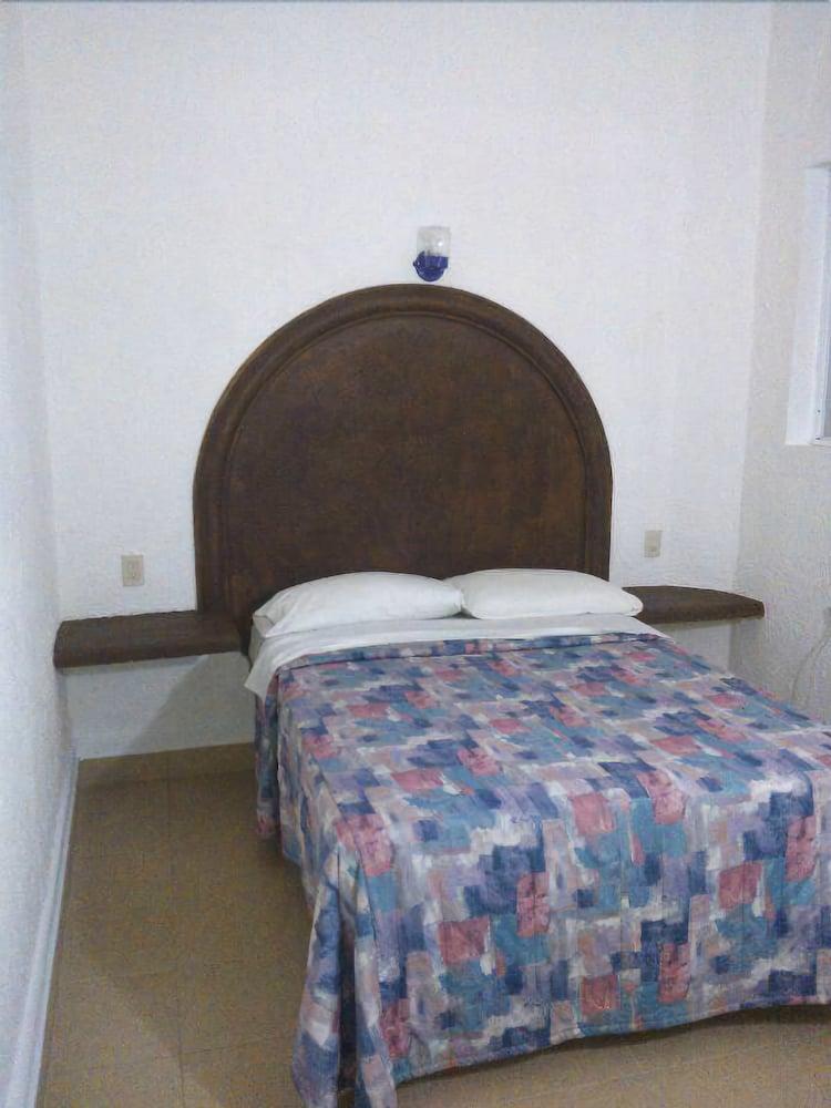 Morales Inn 18/31