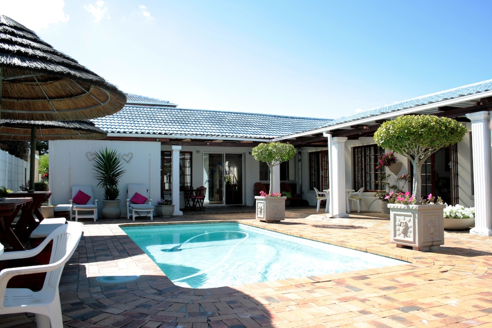 Blouberg Dolphin Inn 70/72