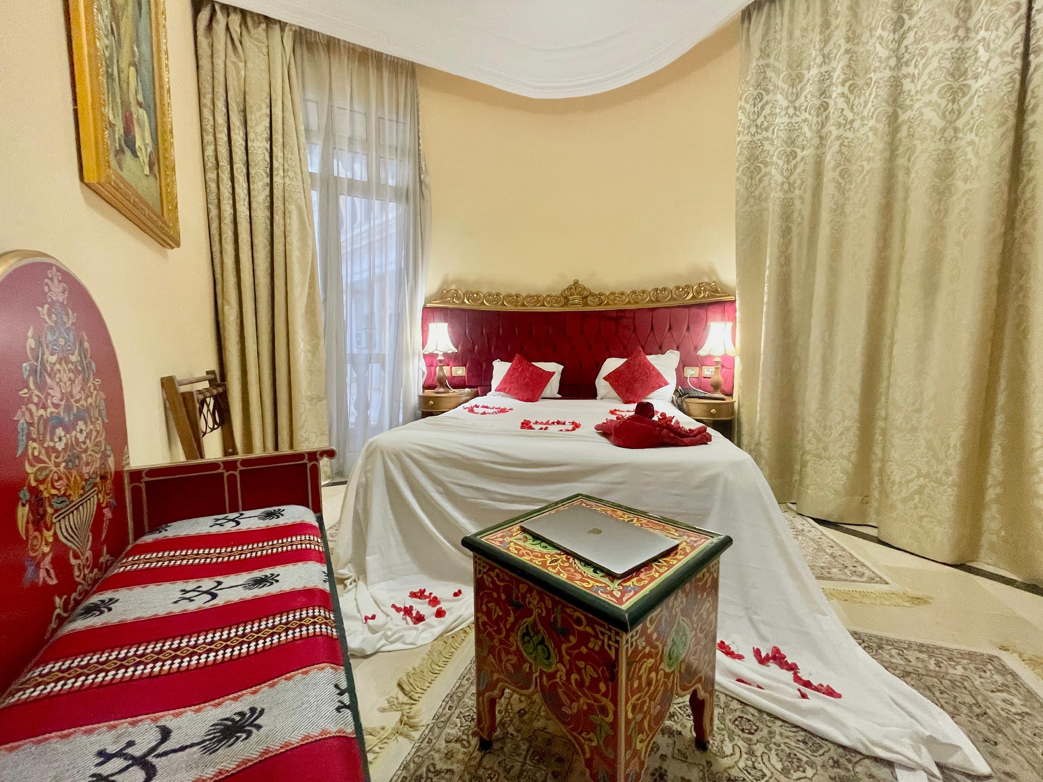 غرفة بسرير مزدوج
