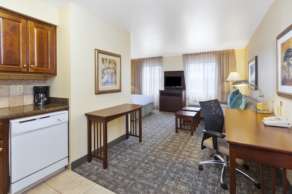 Staybridge Suites Lansing-Okemos 70/84