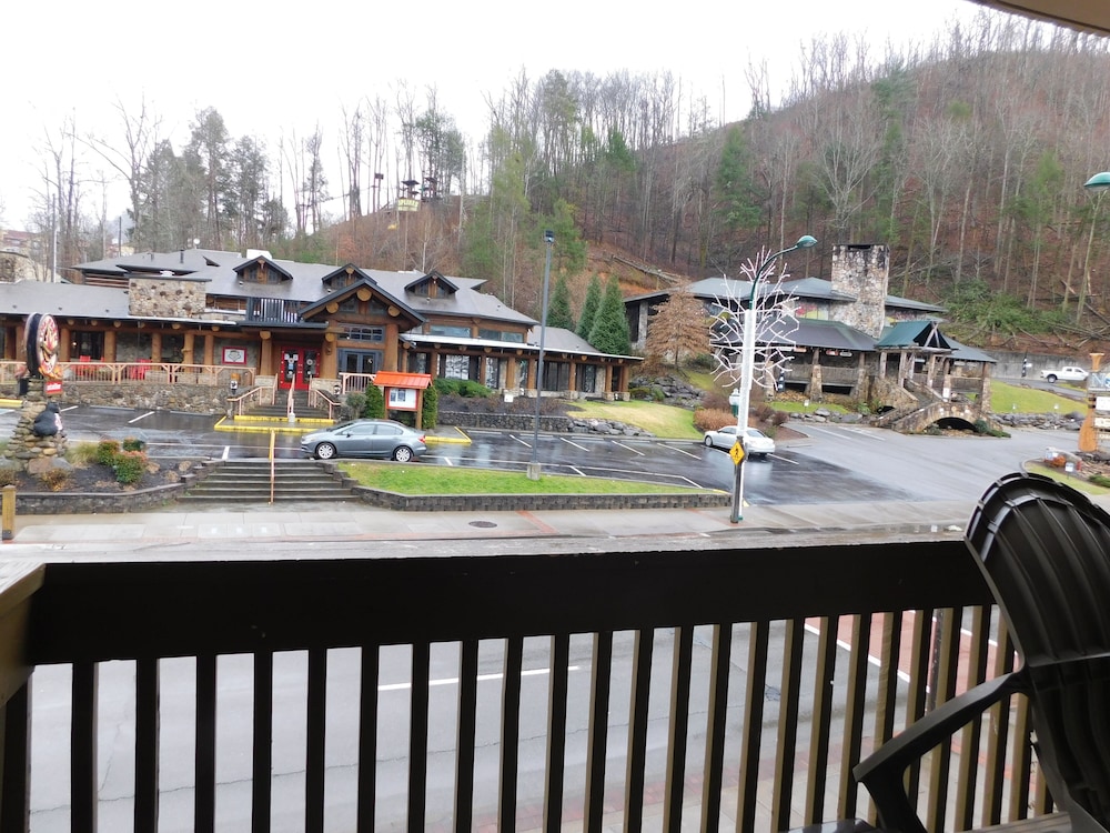 Days Inn & Suites By Wyndham Downtown Gatlinburg Parkway 50/68