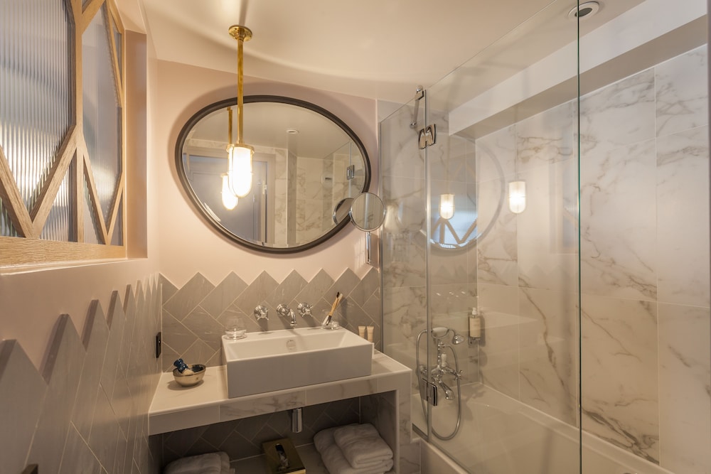 HANDSOME HOTEL BY ELEGANCIA 70/74