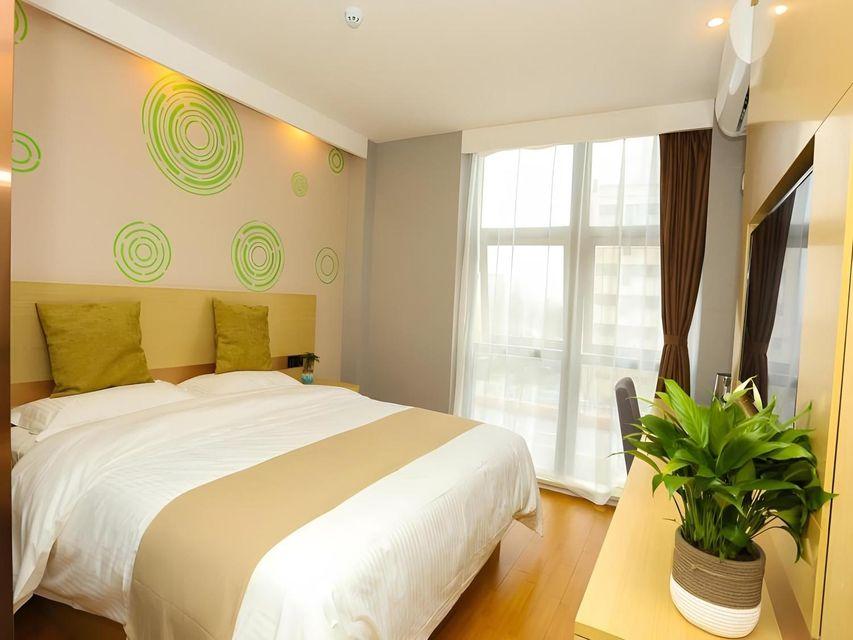 ROOM, DOUBLE BED