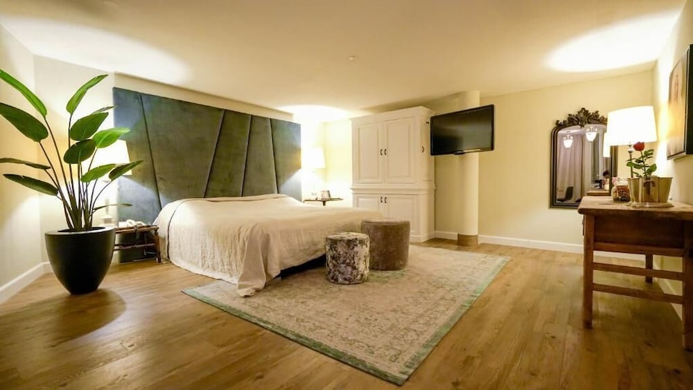 Romantic, Studio, Suite, King Bed