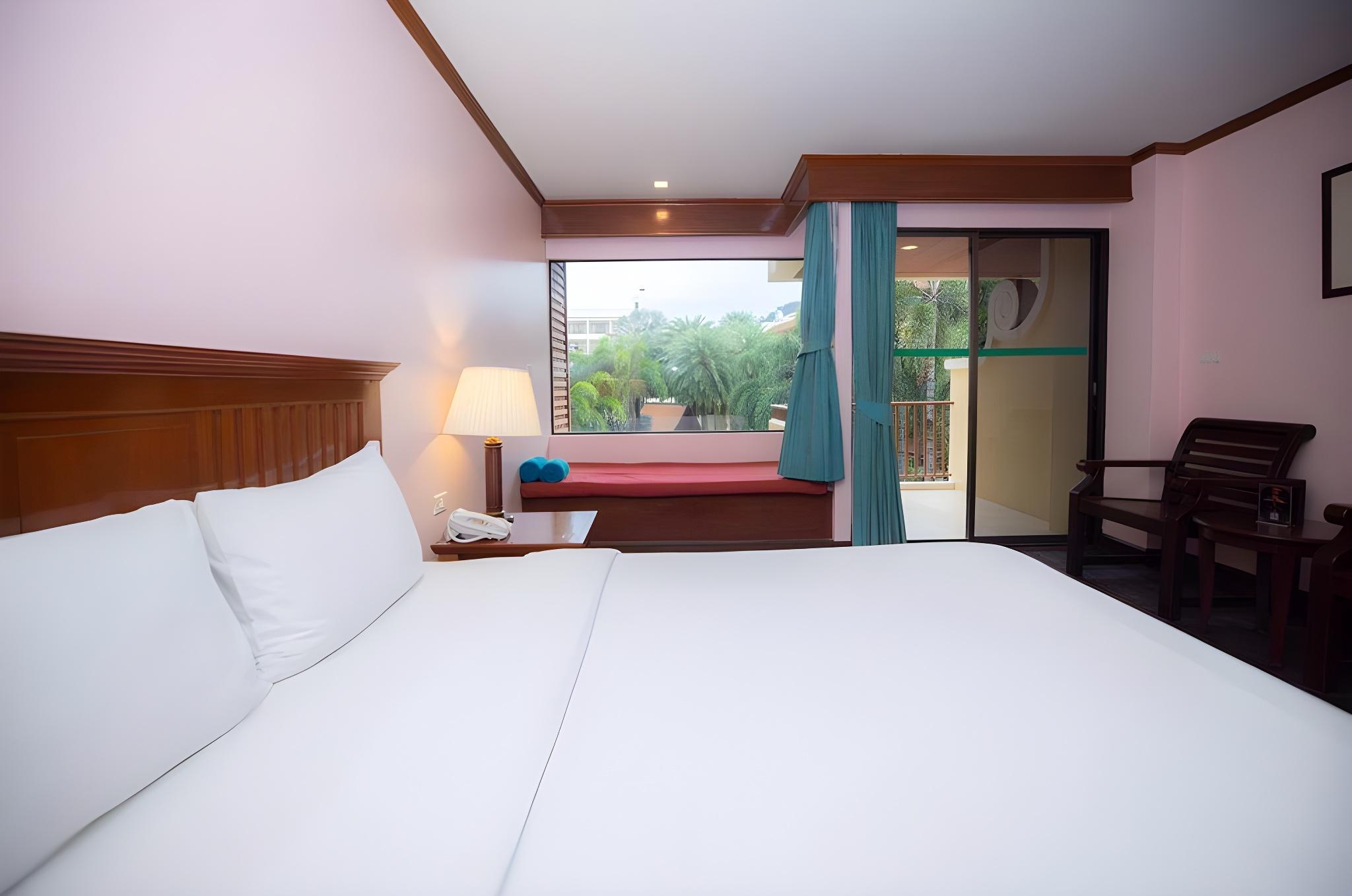 Oasis, King Bed, Queen Bed, Pool View, Balcony