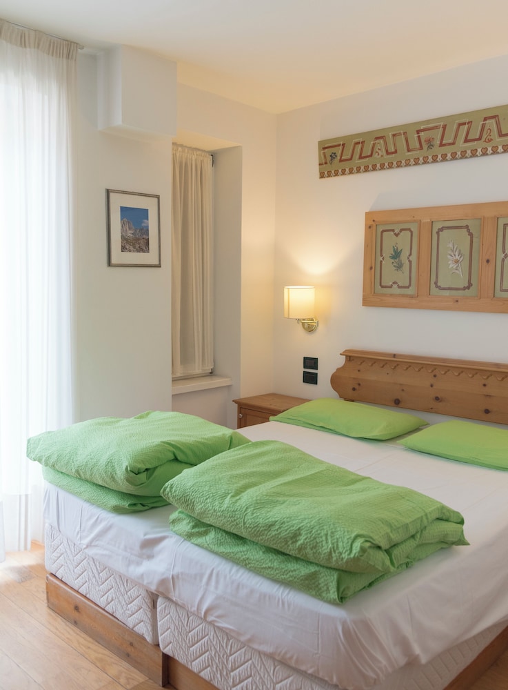 SUPERIOR, DOUBLE OR TWIN BED