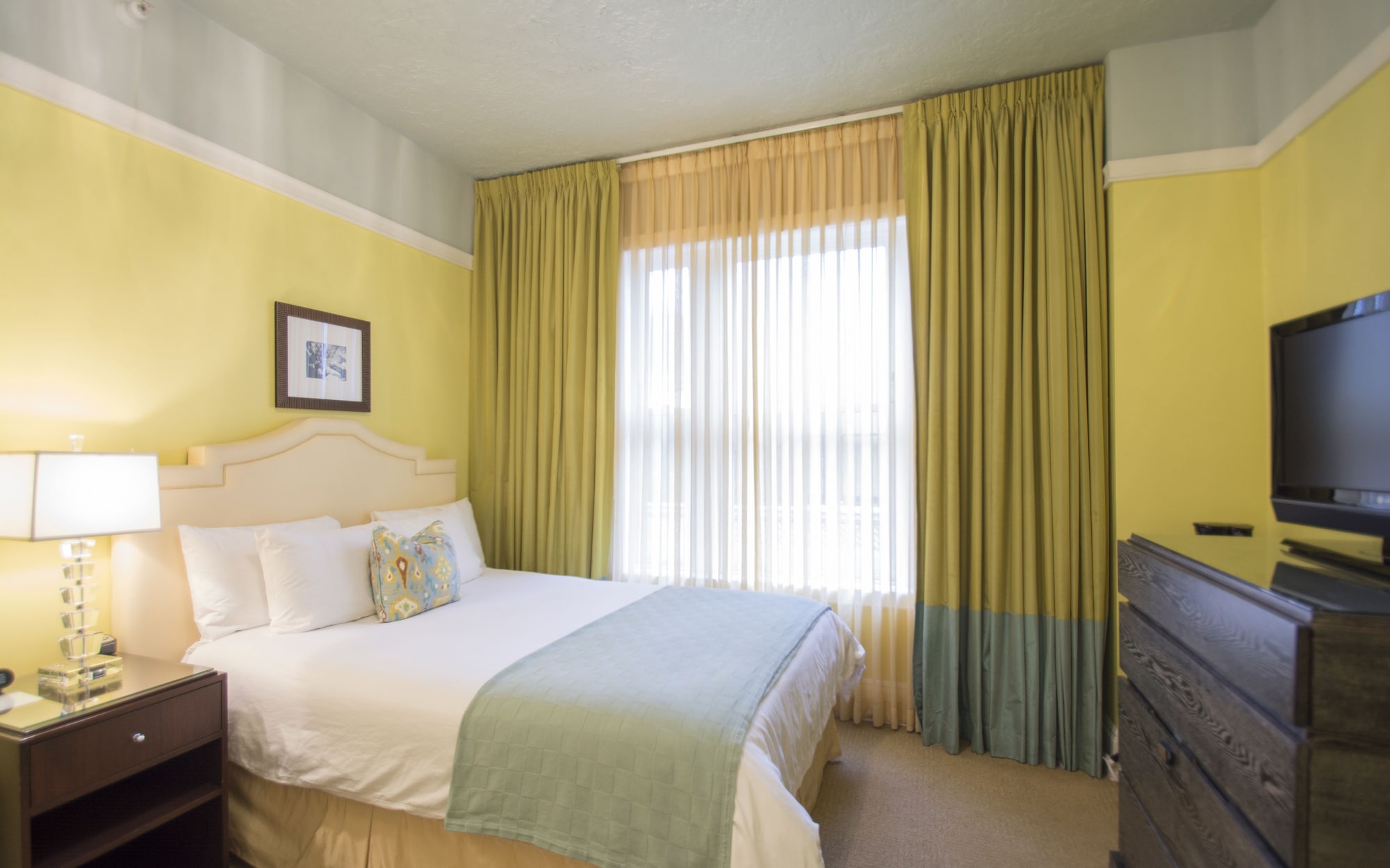 DELUXE, QUEEN BED