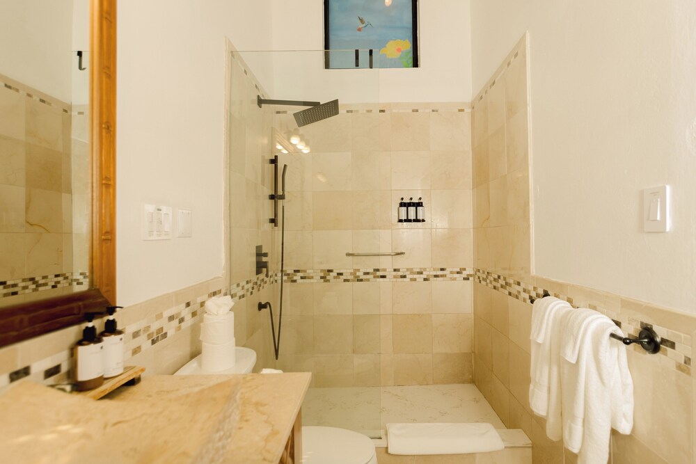 2 Bedrooms, Suite, Queen and Twin Beds, Pool Front