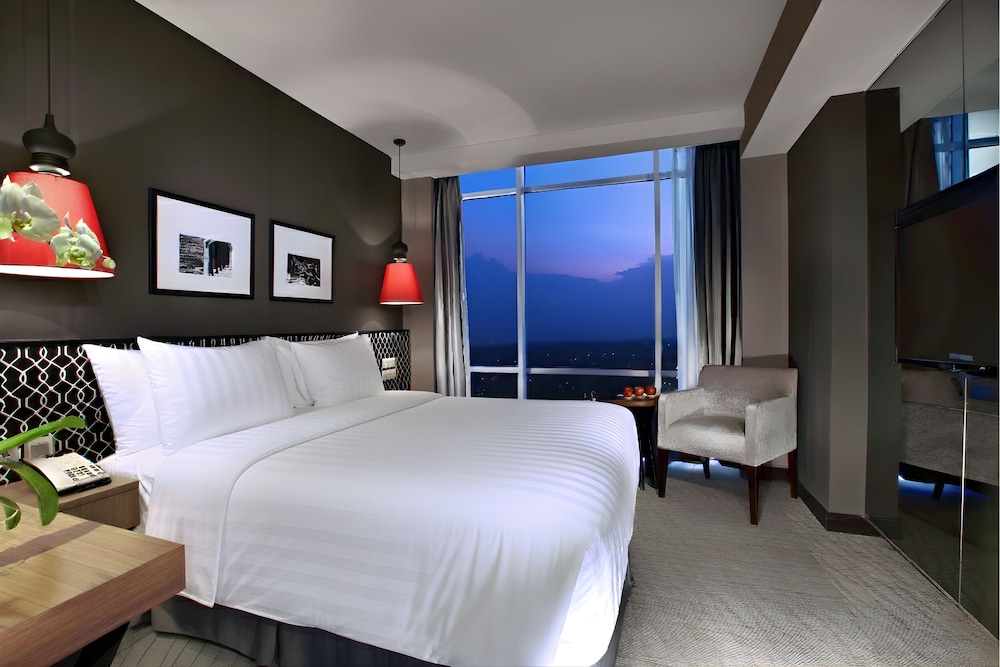 Deluxe, Queen Bed, Aston Priority Simatupang Hotel and Conference Center 3/9