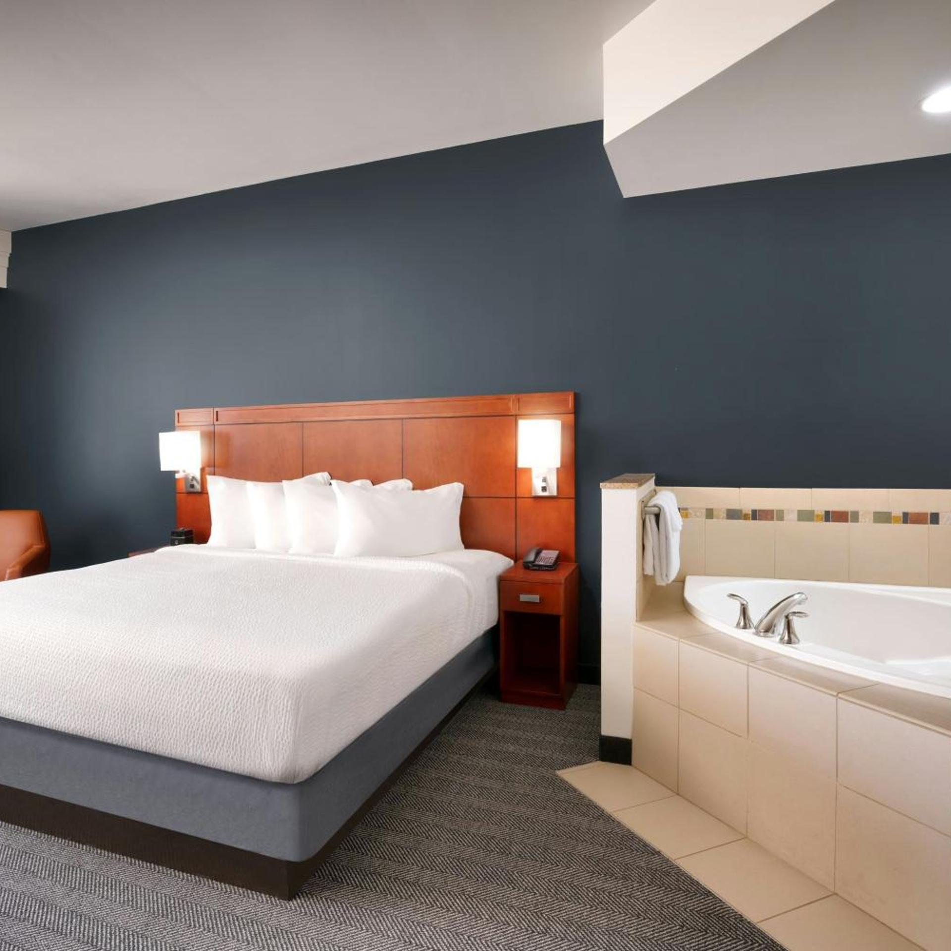 Specialty, Suite, King Bed, Bathtub