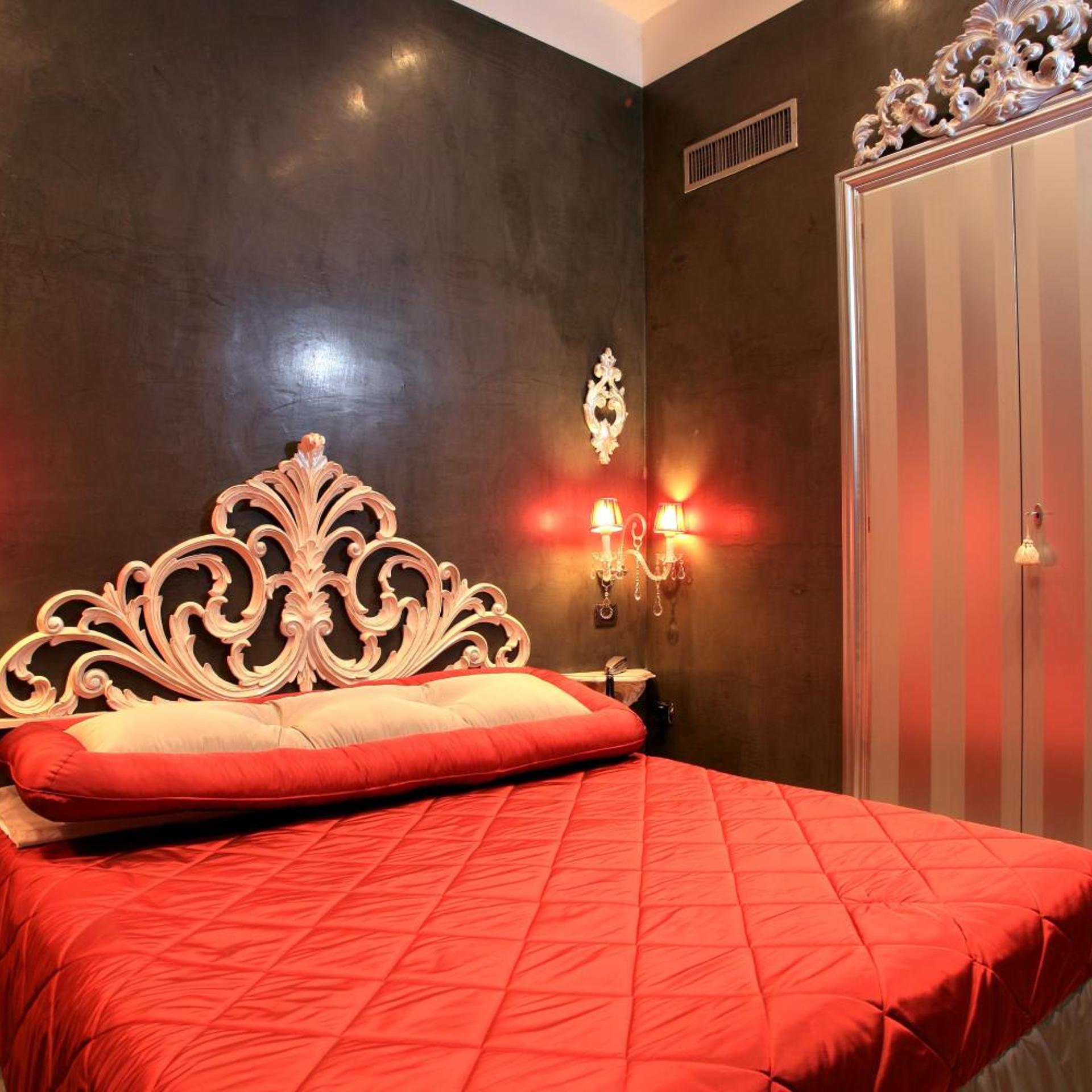 ROOM, SINGLE