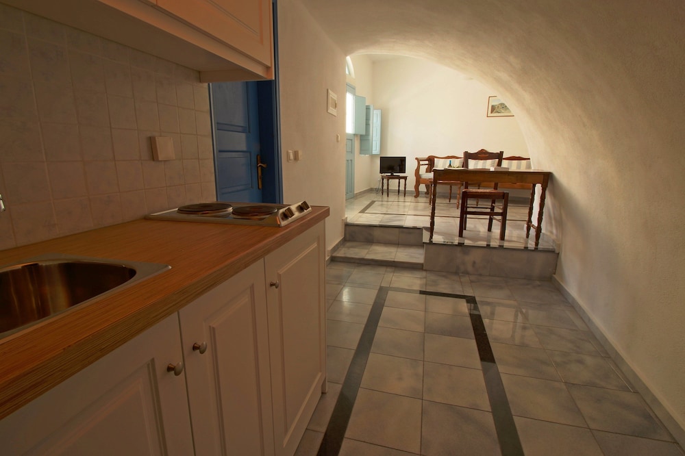 Aethrio Sunset Village Oia 7/87
