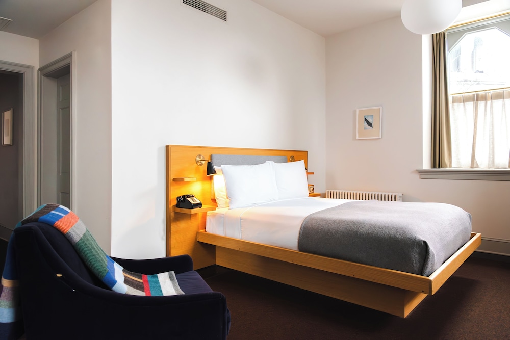 Pearl, Suite, 1 Queen and 1 Single Bed